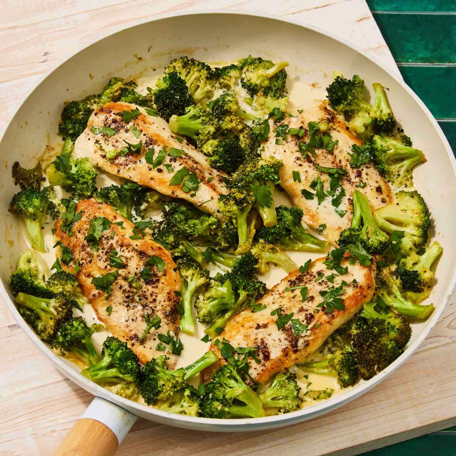 Creamy Garlic Chicken & Broccoli Skillet